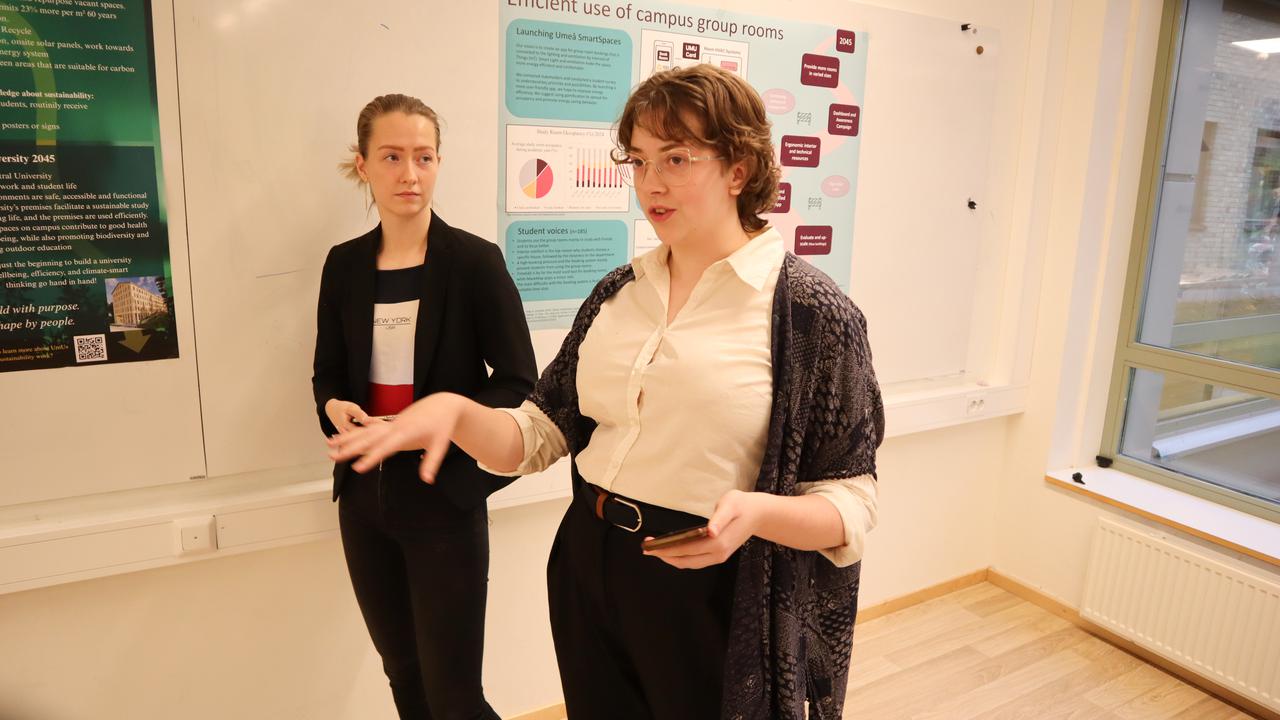 Bild på studenterna Jasmin Mannelqvist och Ilse Olsson som presenterar resultat från sitt projektarbete.