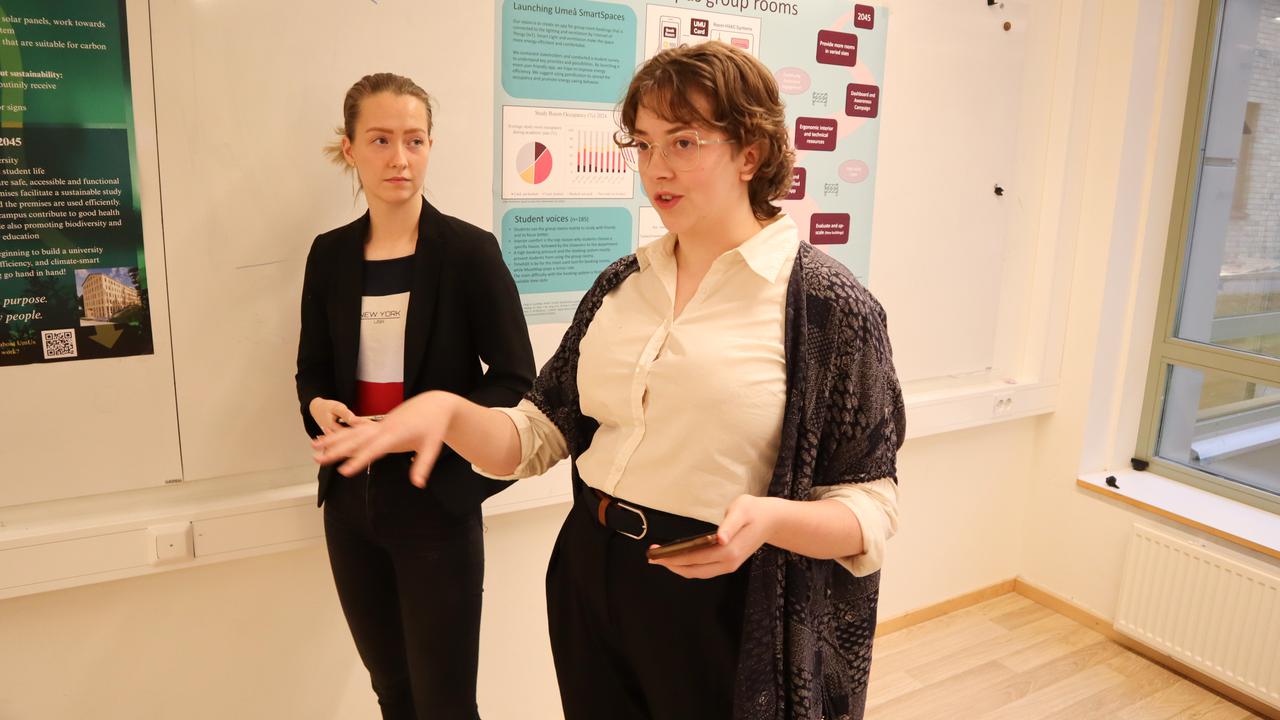 Bild på studenterna Jasmin Mannelqvist och Ilse Olsson som presenterar resultat från sitt projektarbete.