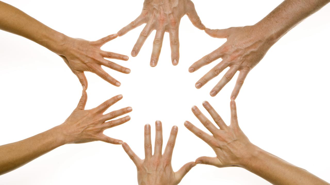 många händer möts i formation