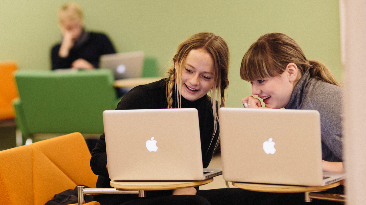 Bild på studenter på campus