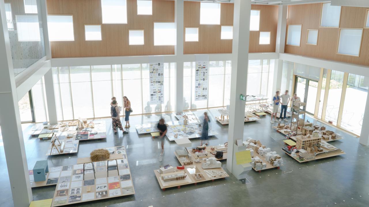 UMA 2023 SlututställningI arkitekthögskolans slututställning visas alla studenters arbeten från det femåriga arkitektprogrammet, med särskilt fokus på avgångseleverna i årskurs fem. Vi önskar alla varmt välkomna att ta del av utställningen och se vad studenterna arbetar med.