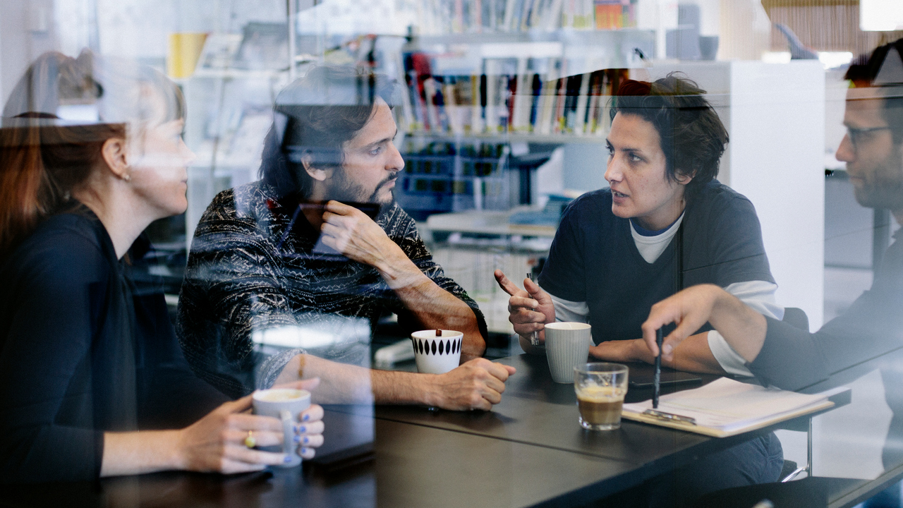 människor pratar med varandra