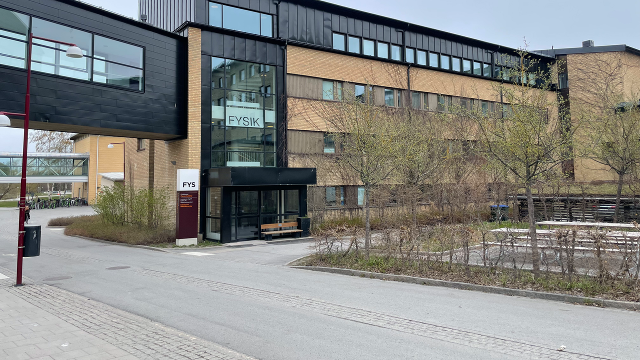 En stor byggnad med många fönster på sidan av den.