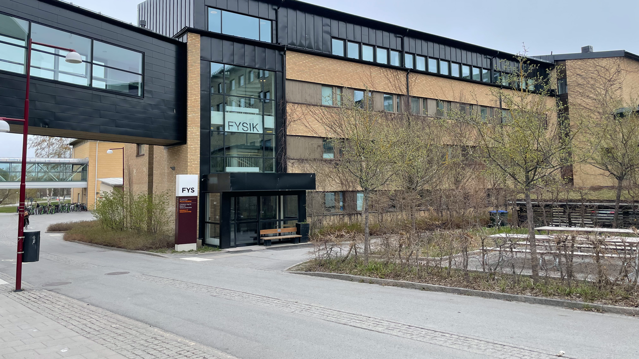 En stor byggnad med många fönster på sidan av den.