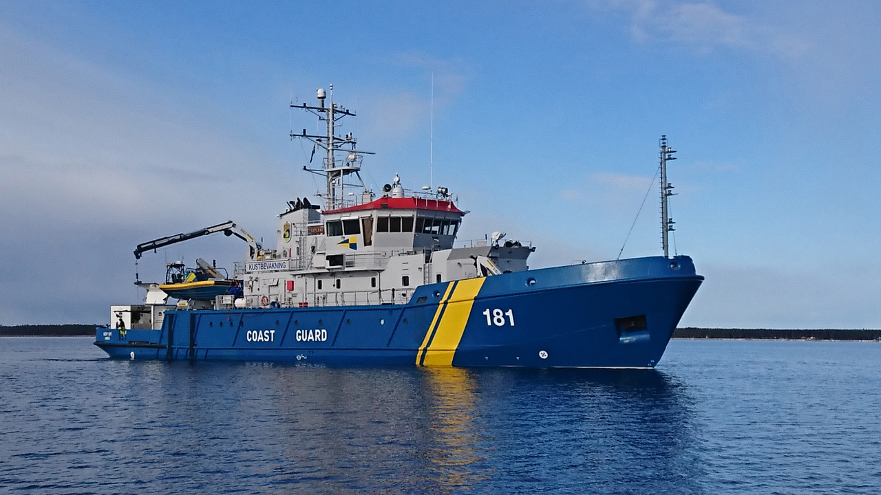 Ett stort blått fartyg på lugnt hav