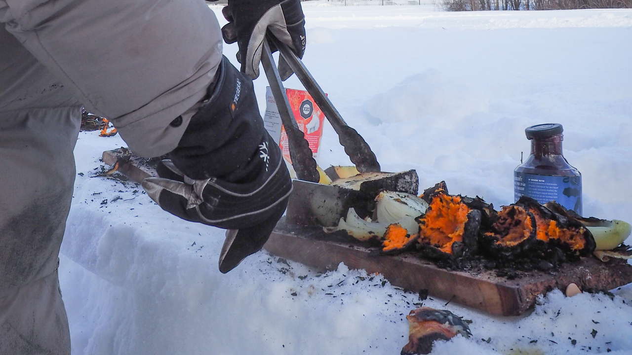 Vegetarisk matlagning över öppen eld.