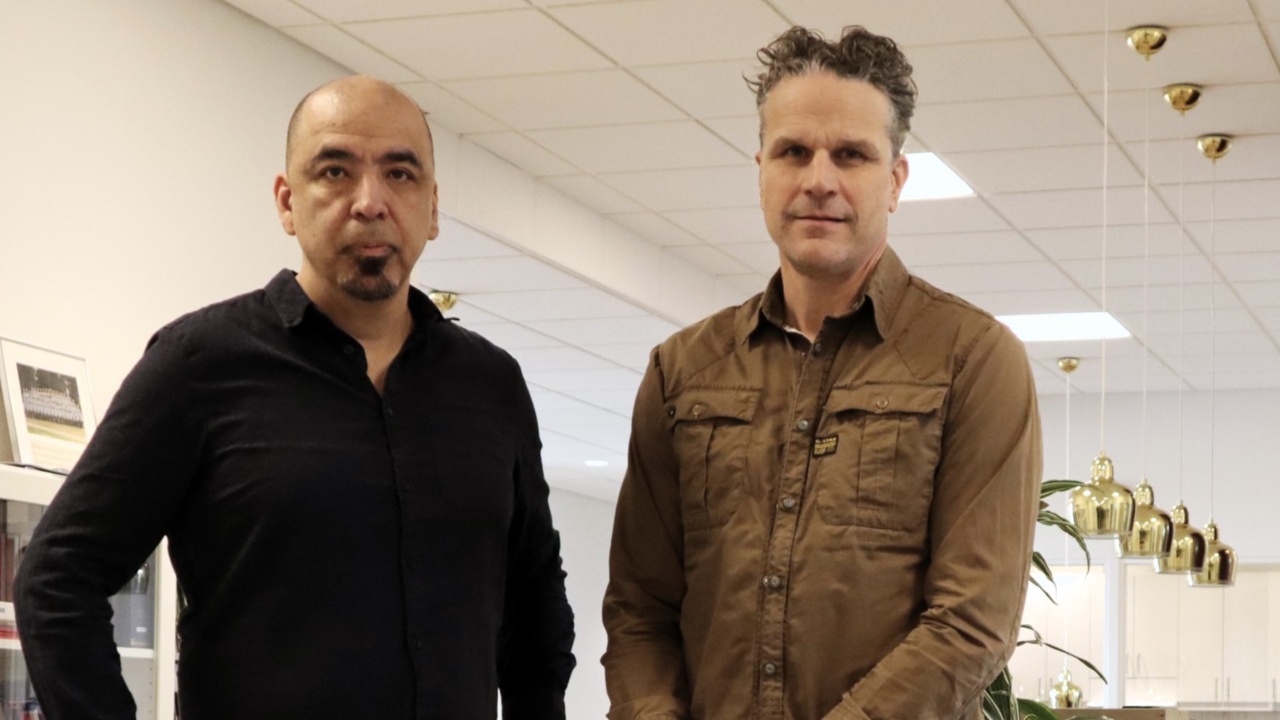 Två män som står bredvid varandra i ett rum