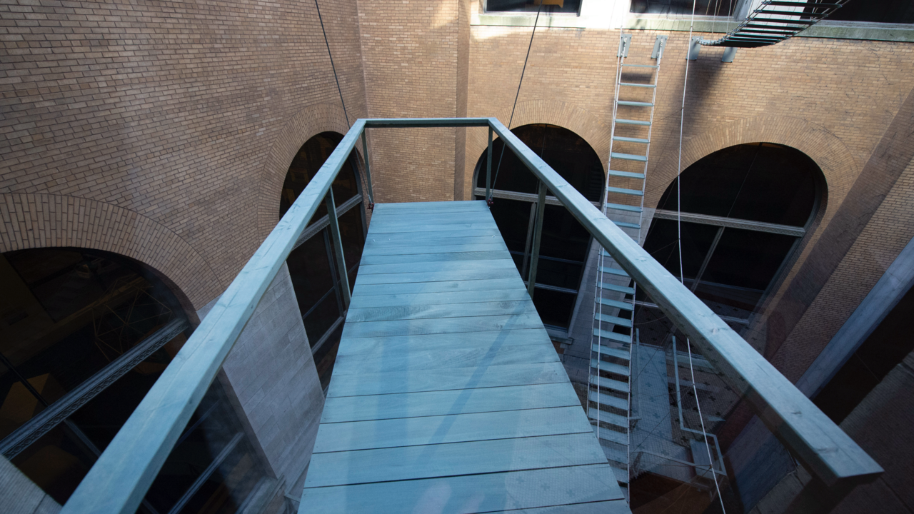 Rum med valv, stegar och träbroar