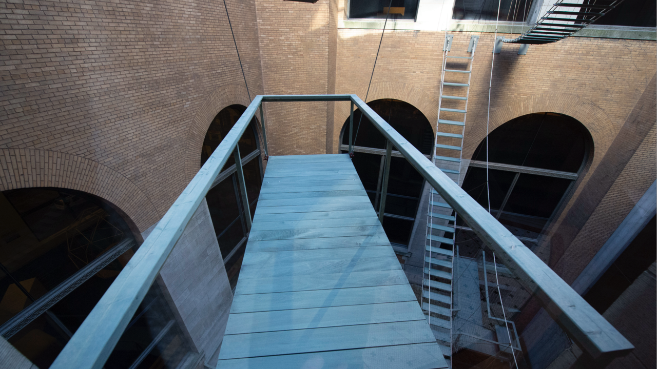 Rum med valv, stegar och träbroar