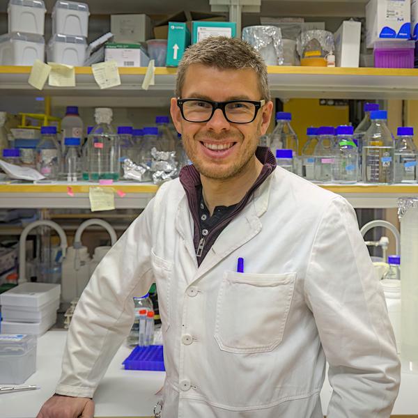Andreas Kohler stående i sitt labb vid Institutionen för medicinsk kemi och biofysik.