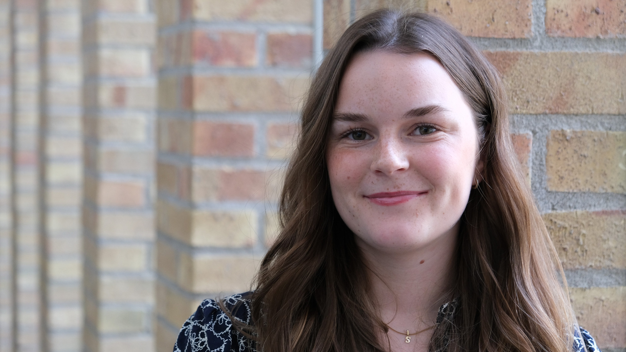 Sofia Gärdén som står framför en tegelvägg