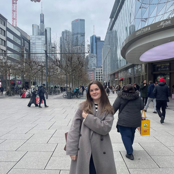 Sofia Gärdén står på en trottoar i Frankfurt.