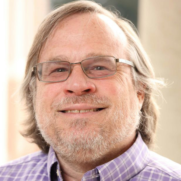 En närbild av en person som bär glasögon.