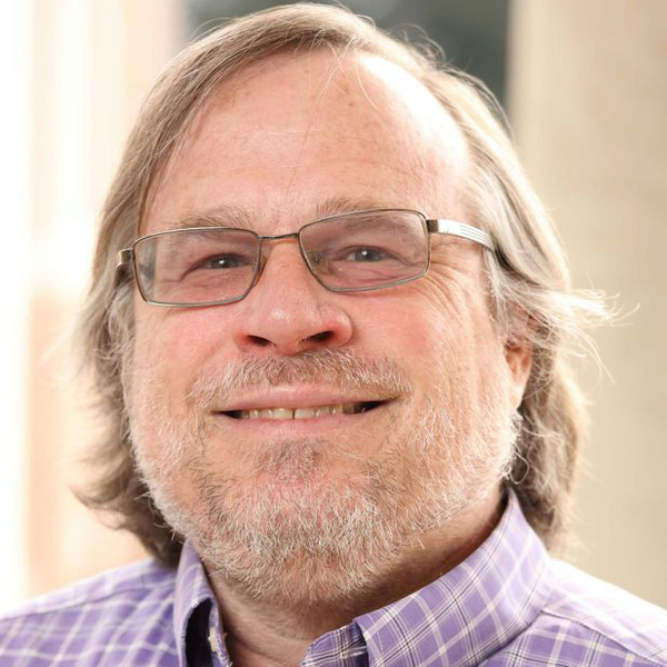 En närbild av en person som bär glasögon.