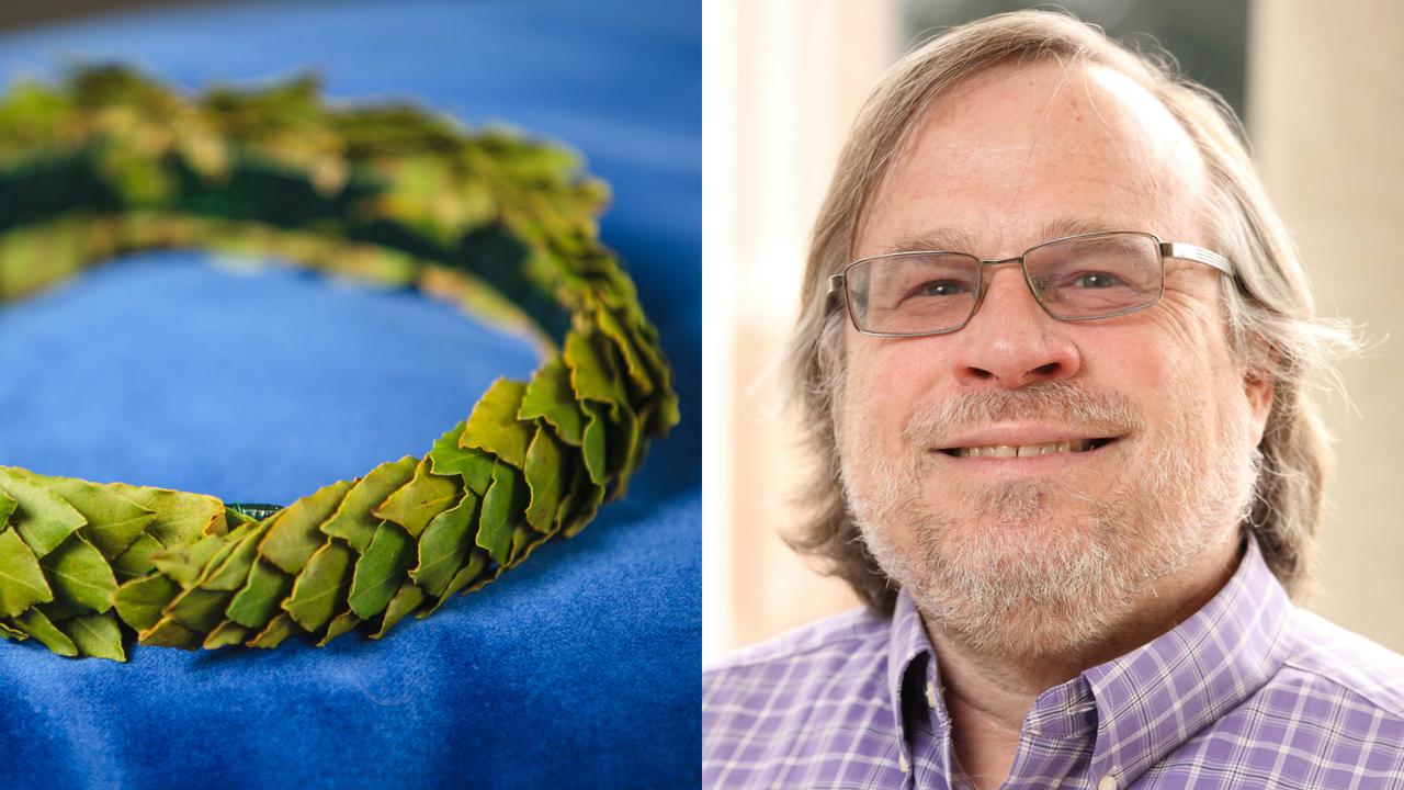 Porträttbild på en man med glasögon. Brevid en bild på en lövkrans.