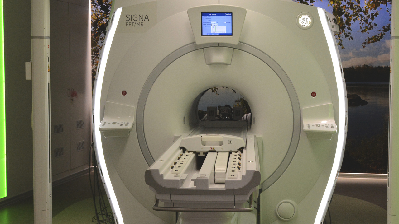 Rum med stor apparat med brits in i