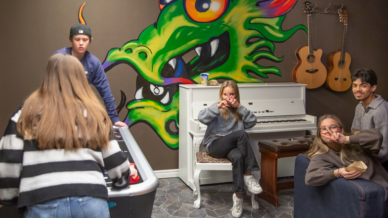 Ungdomar på ungdomsgård.