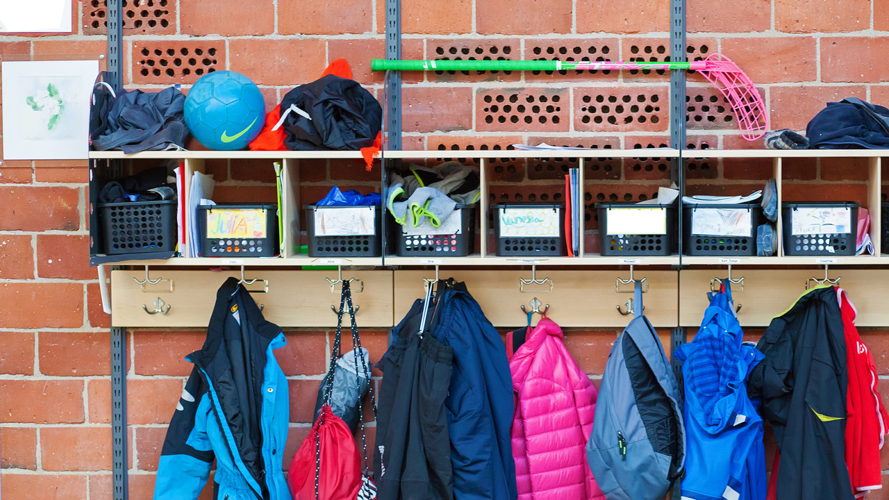 Klädhängare och förvaringsplatser i skola.