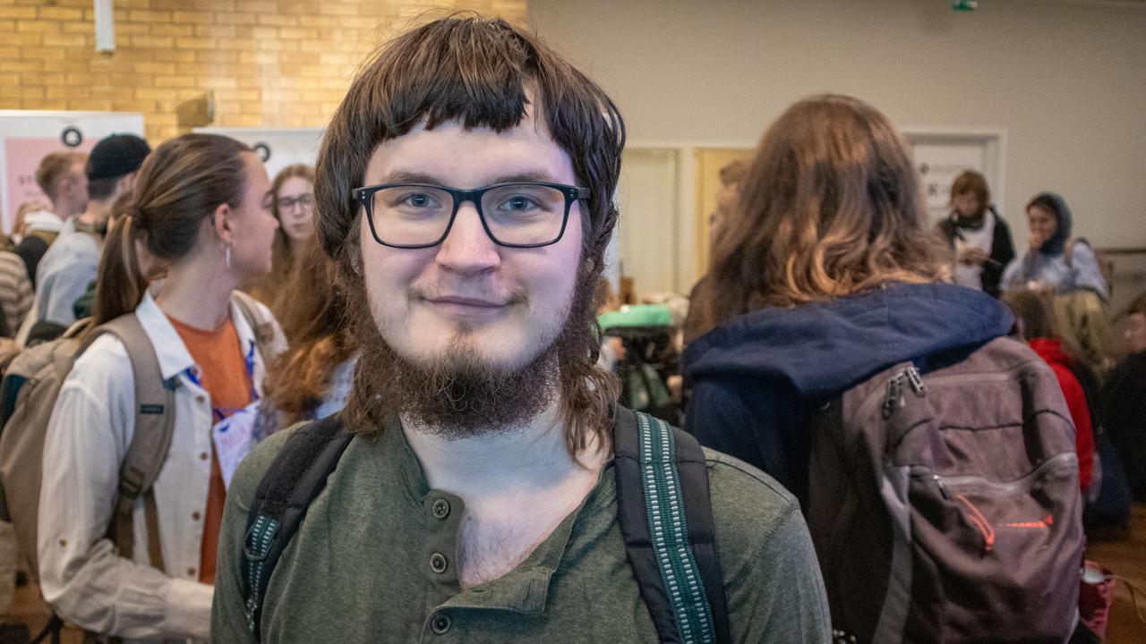 Bild på studenten Valder Lindmark omgiven av minglande studenter.