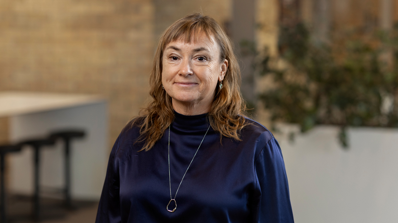 En kvinna står framför ett bord