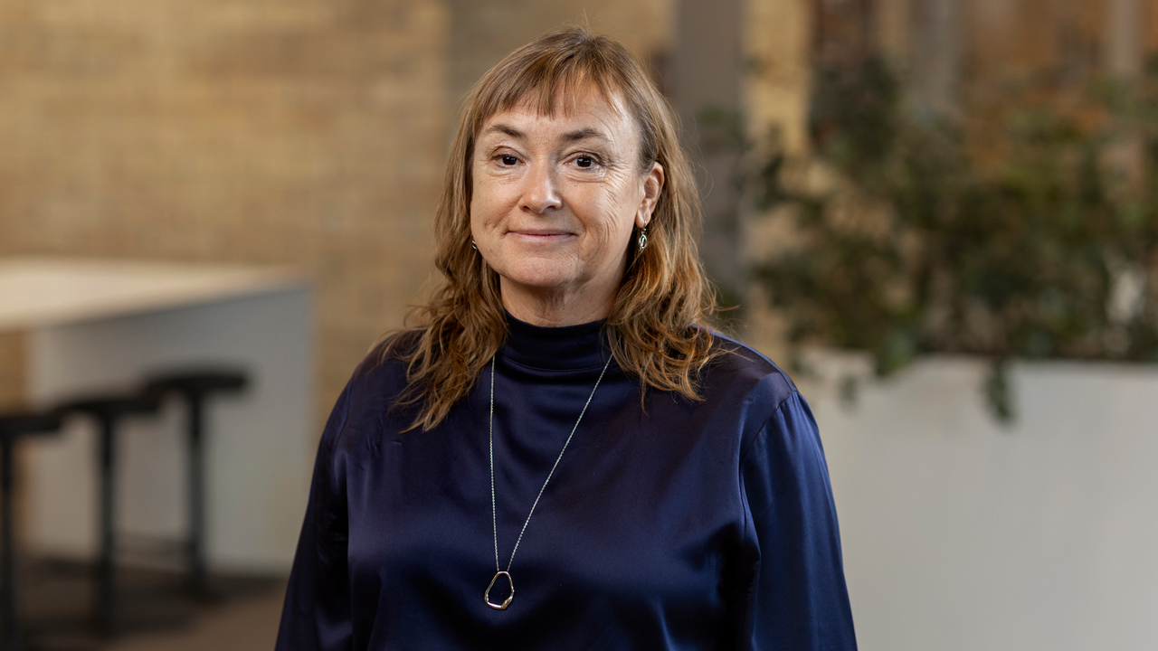 En kvinna står framför ett bord