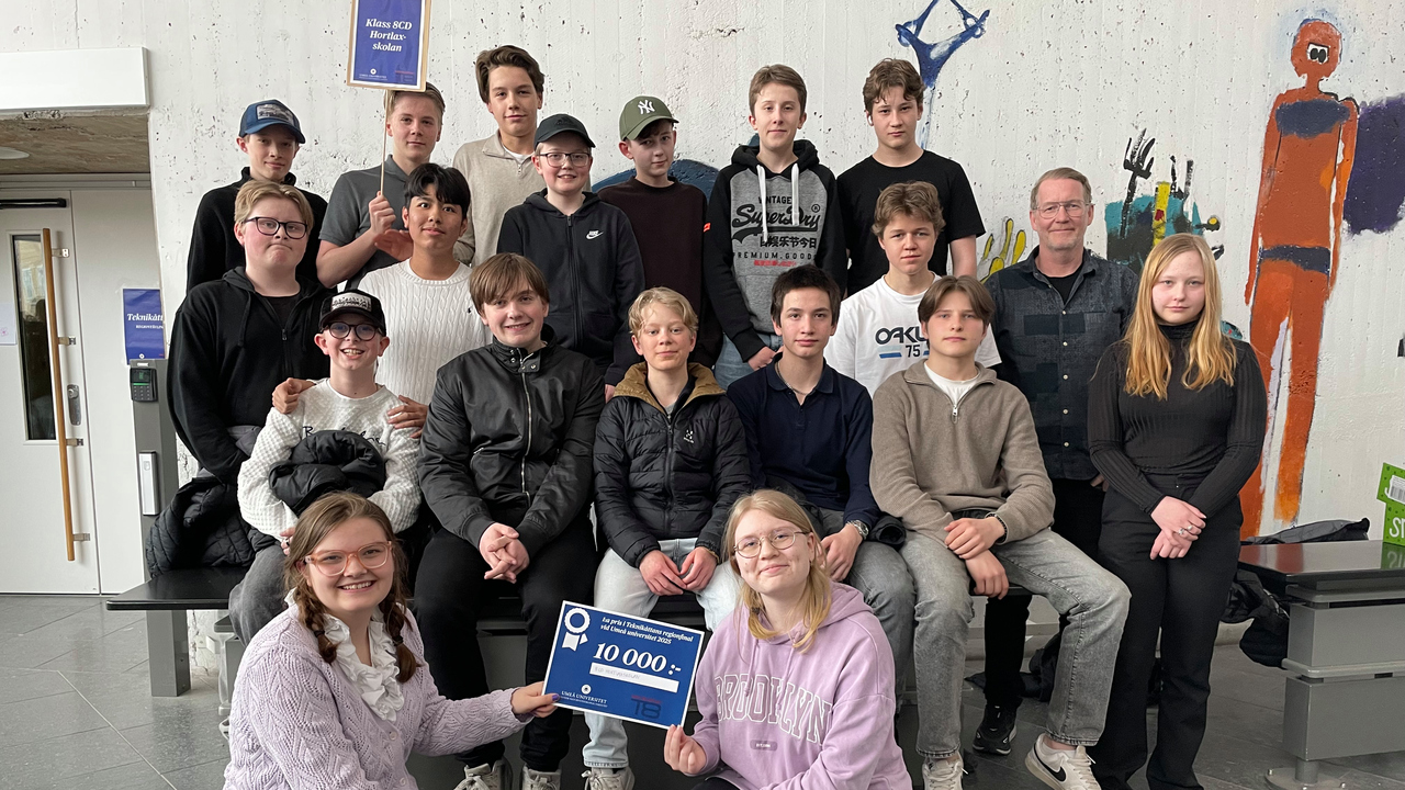 En grupp människor som poserar för en bild