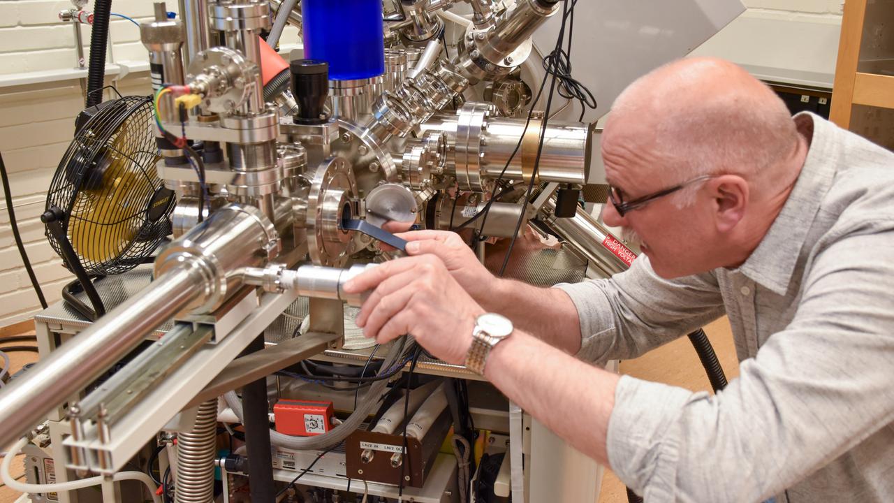 Andrey Shchukarev för in ett prov i XPS-instrumentet.