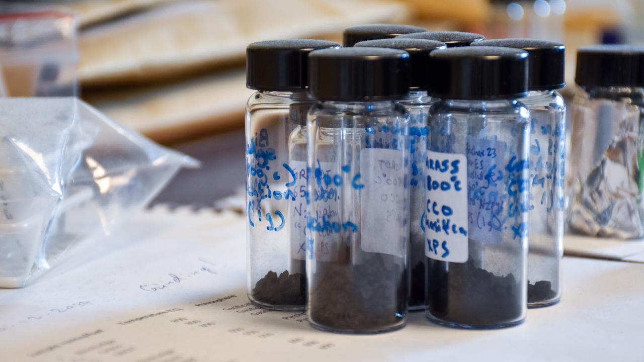 Andrey Shchukarevs kontor är fullt med behållare med prover