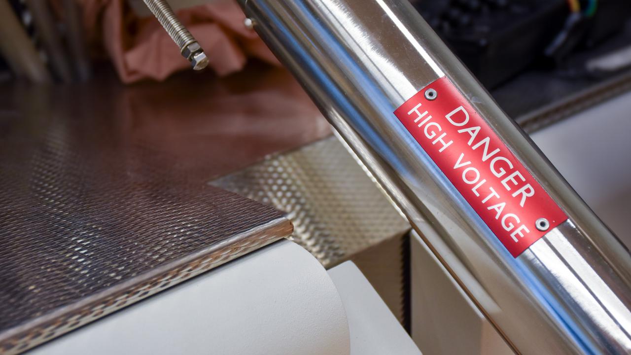 För att skapa röntgenstrålarna som skickas mot proverna i XPS används hög spänning.