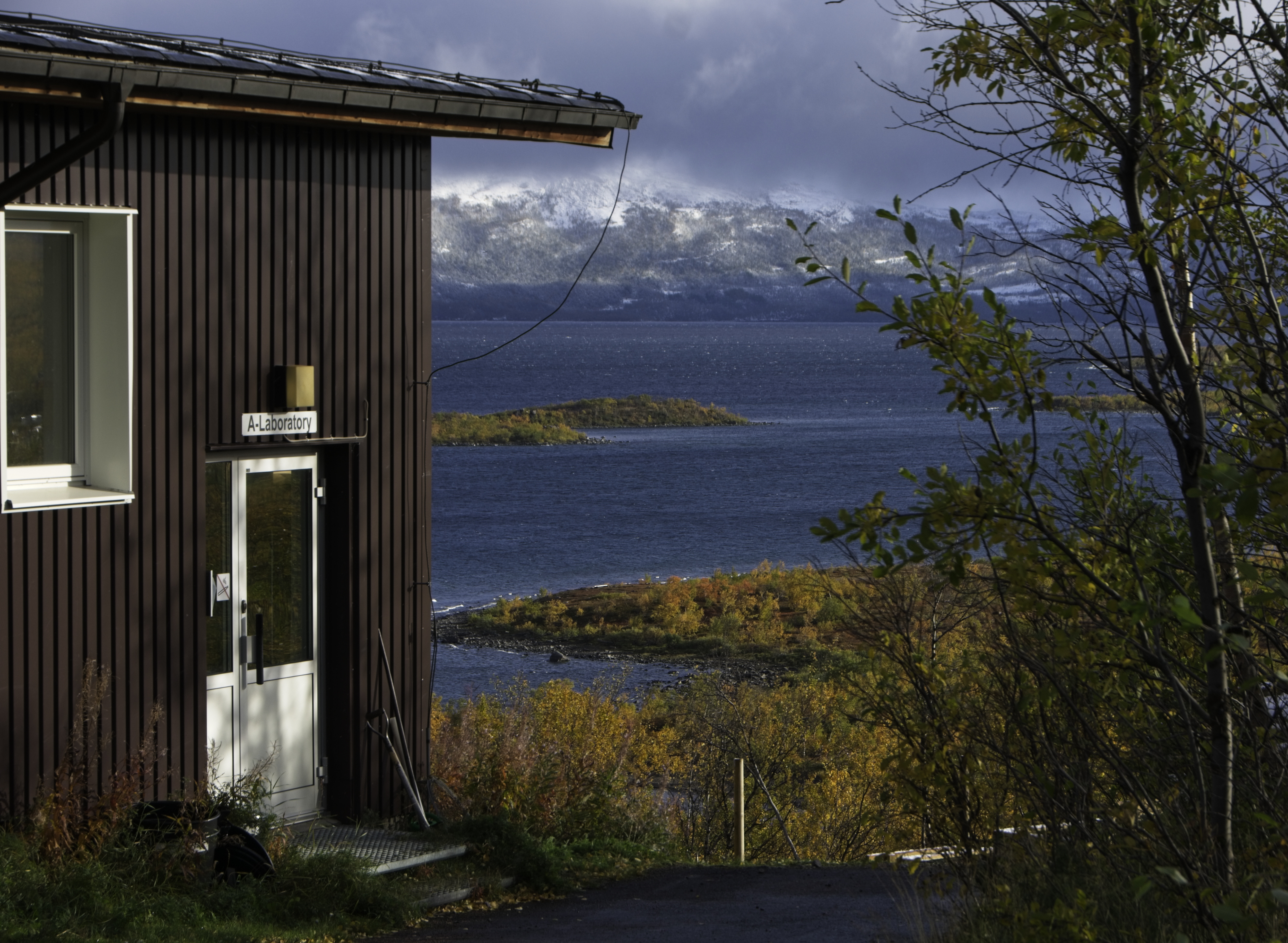 Vy över Abisko forskningsstation med Torneträsk i bakgrunden.