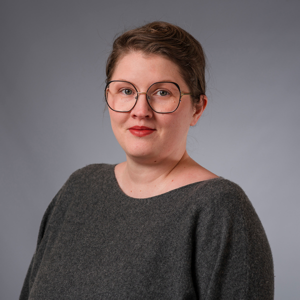 Porträttfoto Elina Omnell Nordung, projektassistent vid Enheten för demografi och åldrandeforskning vid Umeå universitet (EDÅ)