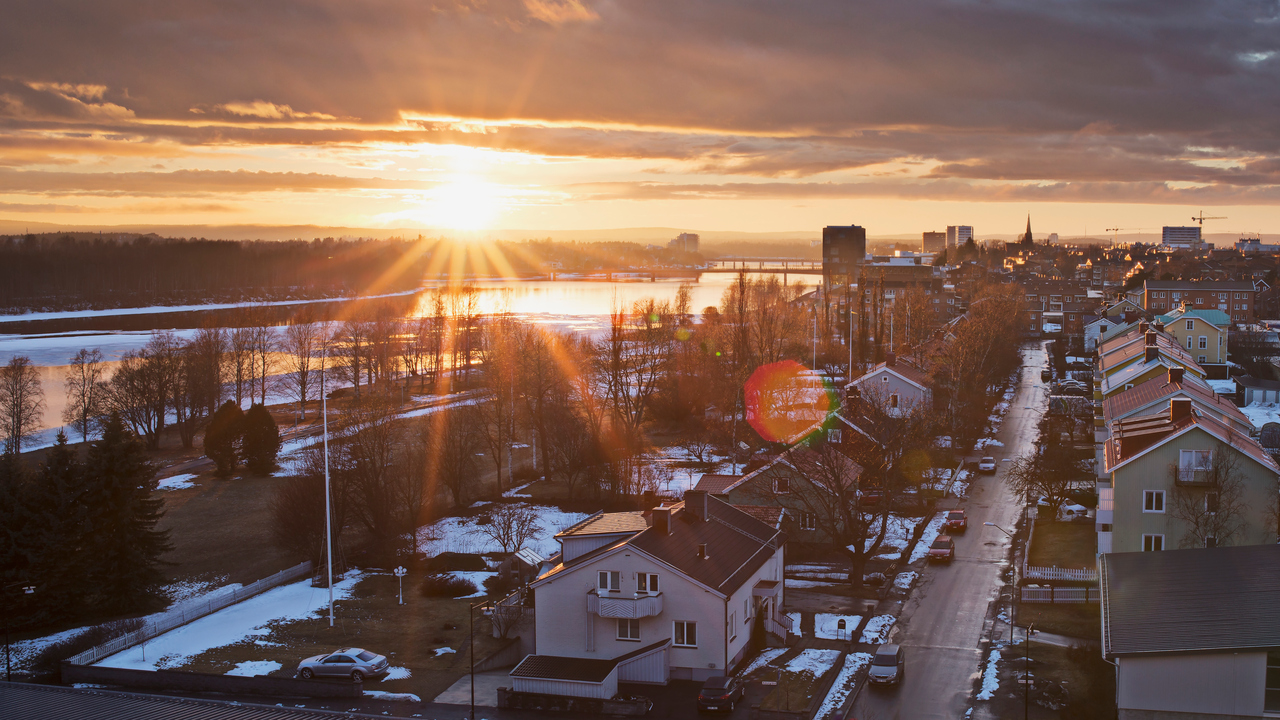 Sol över Öbacka, älven och Konstnärligt Campus, Umeå