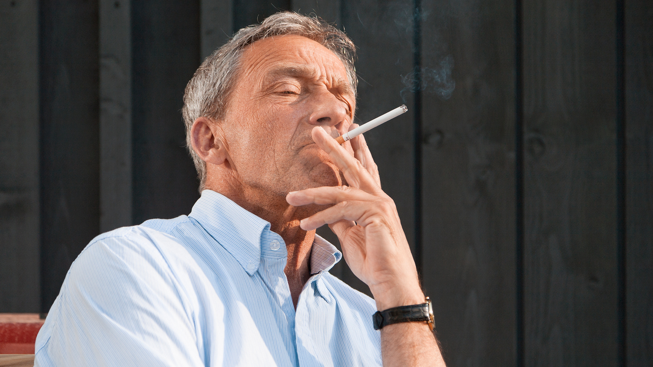 Man som röker cigarett