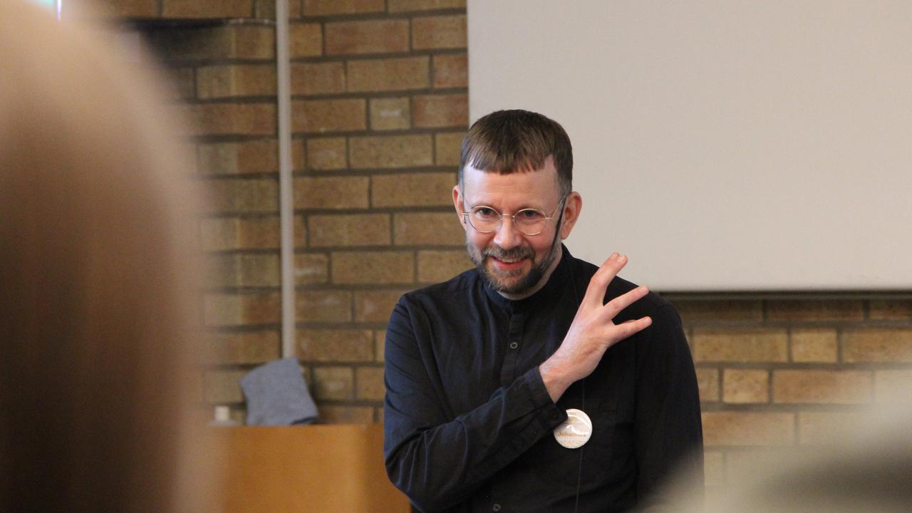 En man som håller en presentation