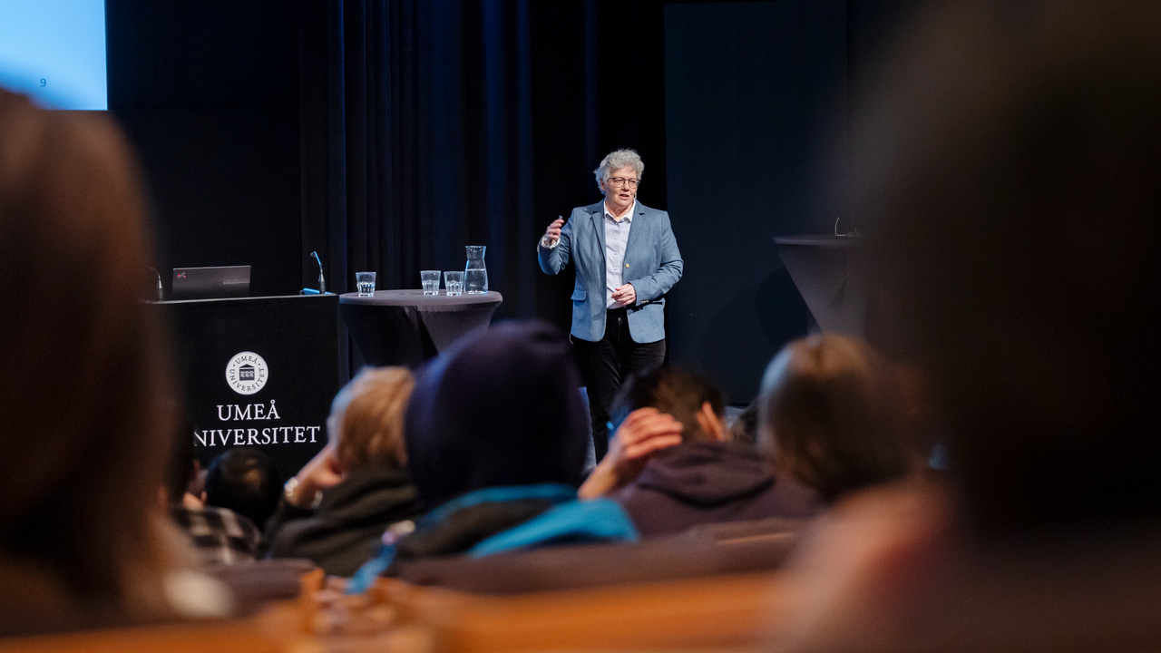 Anne L'Huillier på scenen i Aula Nordica.