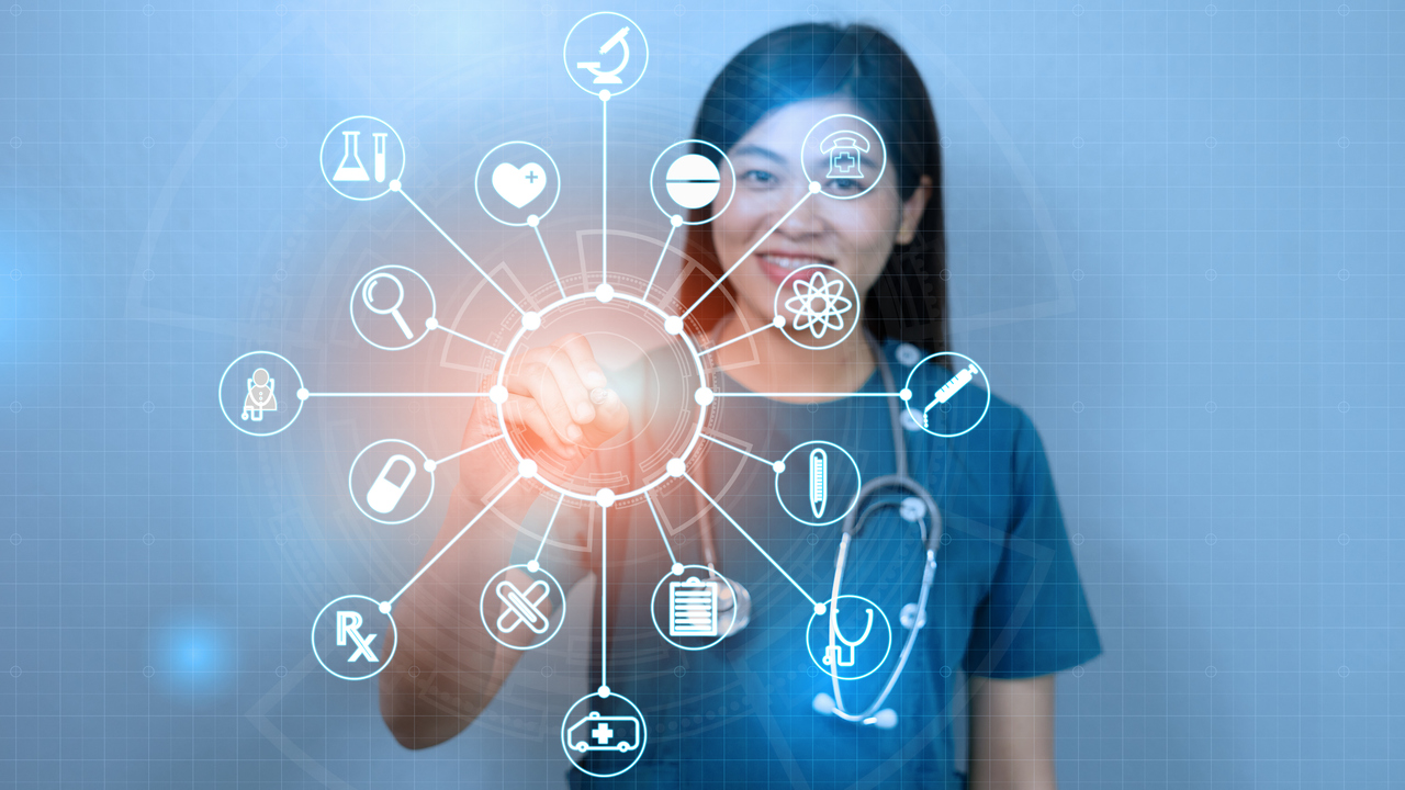 En tjen står i en medicinsk miljö