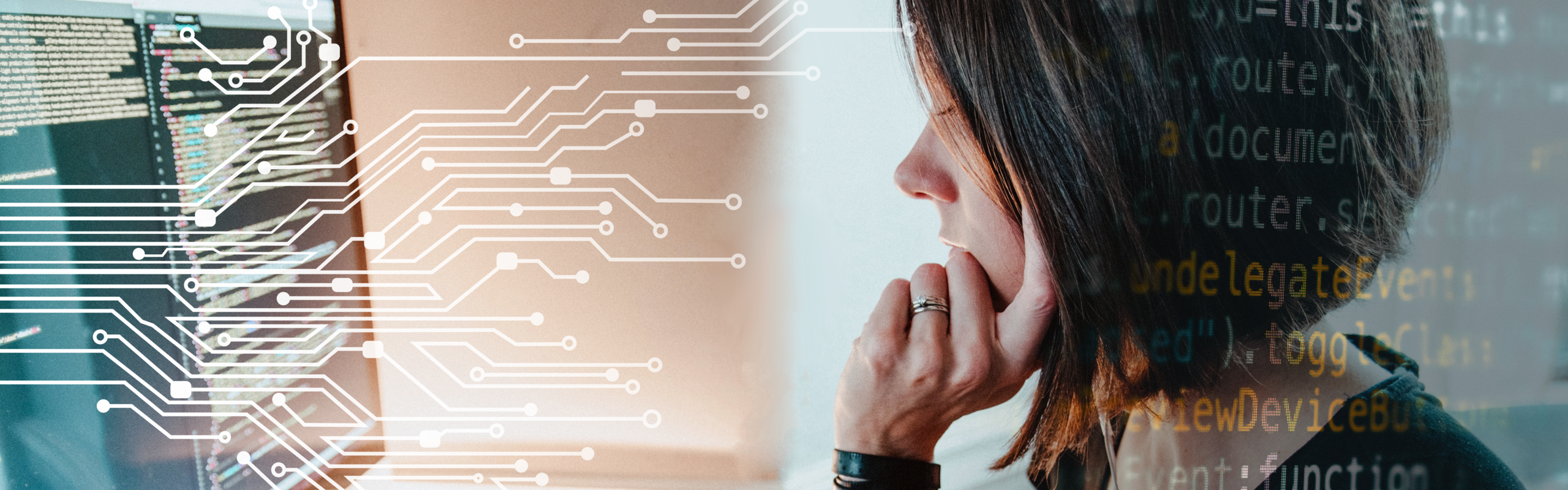 Bilden visar en kvinna sittande framför datorn, kod syns i bakgrunden.