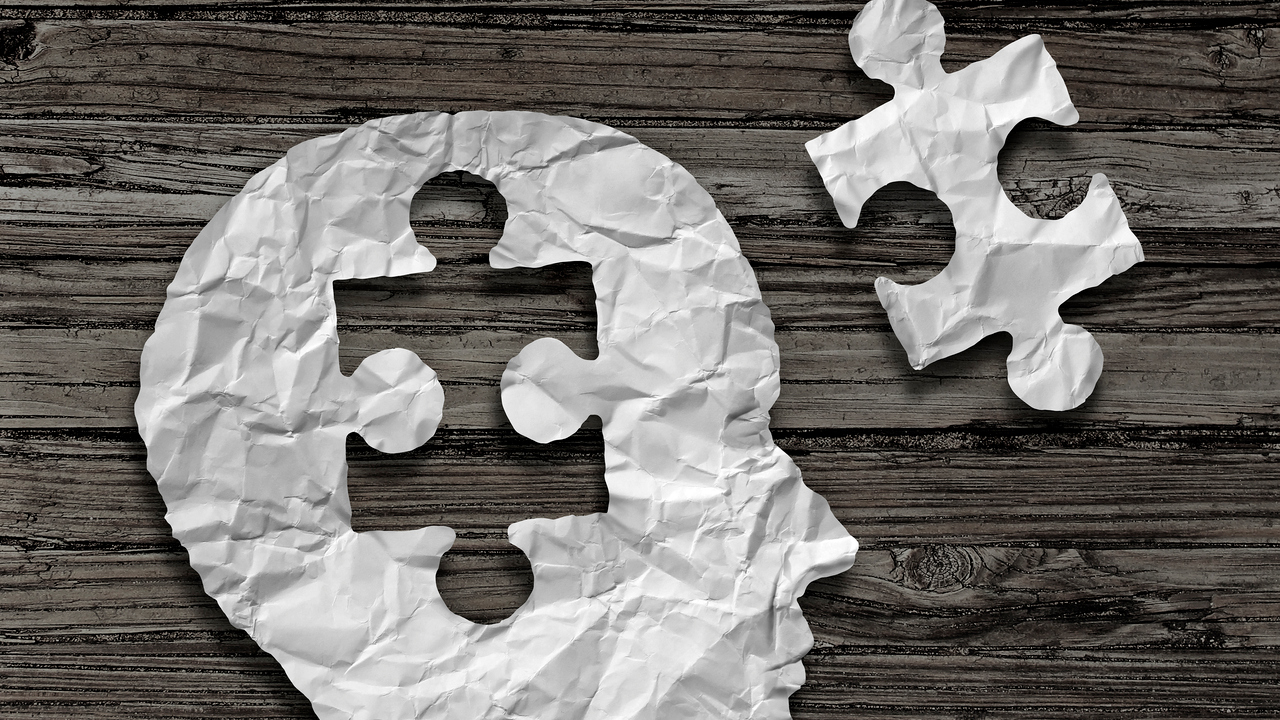 Genrebild på ett huvud i profil i papper där en pusselbit från hjärnan plockats ut och ligger bredvid. Kan illustrera sådanat som har med hjärnan att göra såsom intelligens, minne eller hjärnsjukdom.