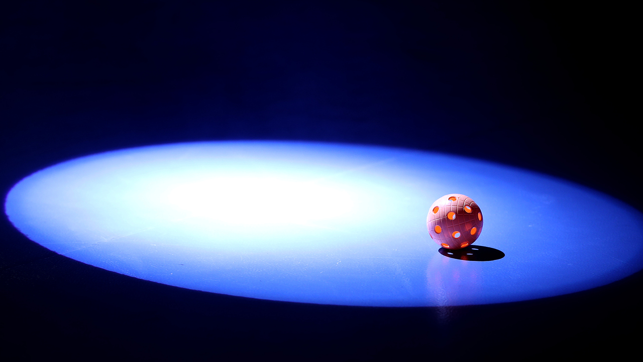 innebandyboll i belysning