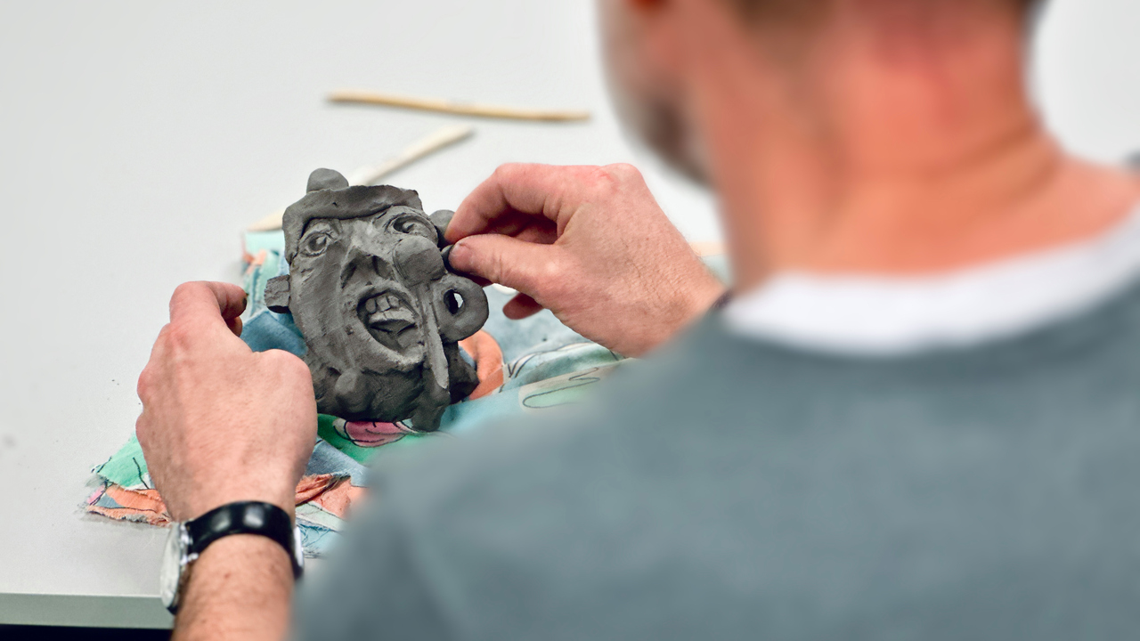 person som arbetar i lera