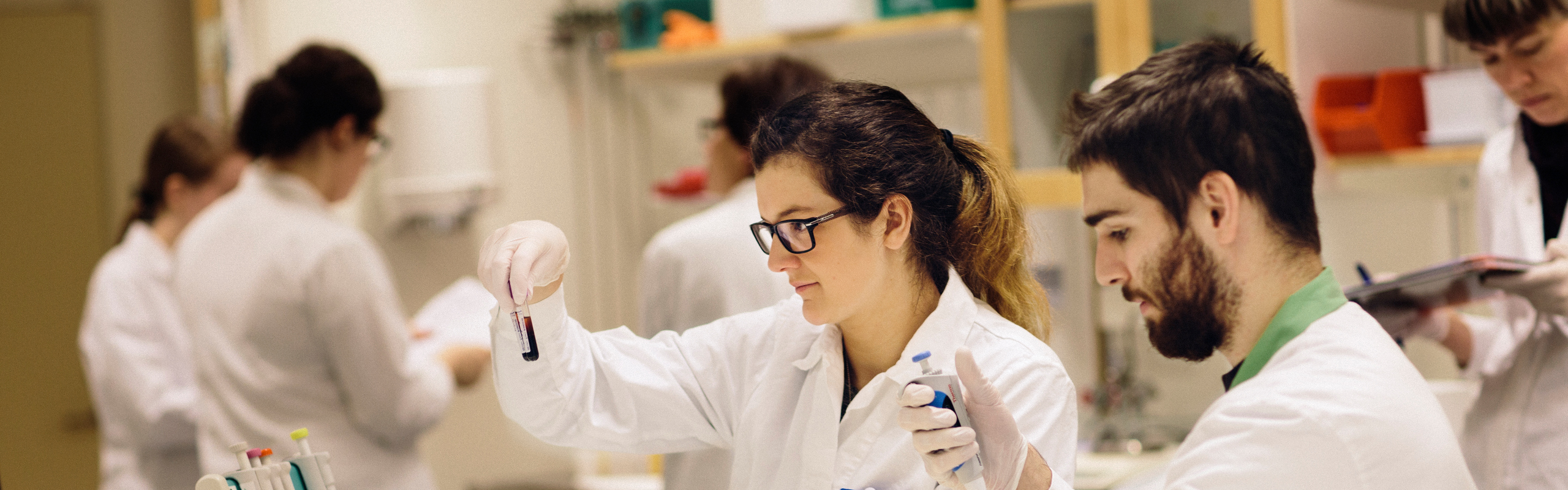 Bild på studenter i labb
