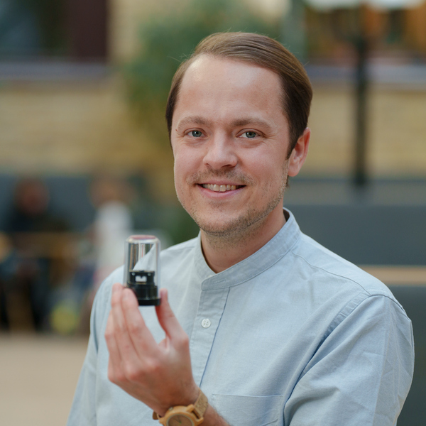 – Erik Olof WikLund, konstnär och examinerande masterstudent vid Konsthögskolan, Umeå universitet– Nils Hauff, staff scientist, Umeå Centre for Electron Microscopy, Umeå universitet, SciLifeLab 
