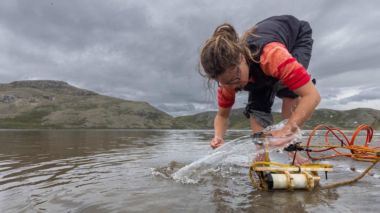 Václava Hazuková samlar in vattenprover från en arktiskt sjö.