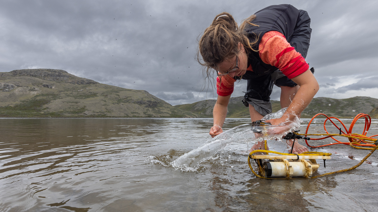 Václava Hazuková samlar in vattenprover från en arktiskt sjö.