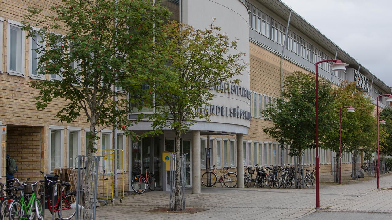 Handelshögskolans entré.