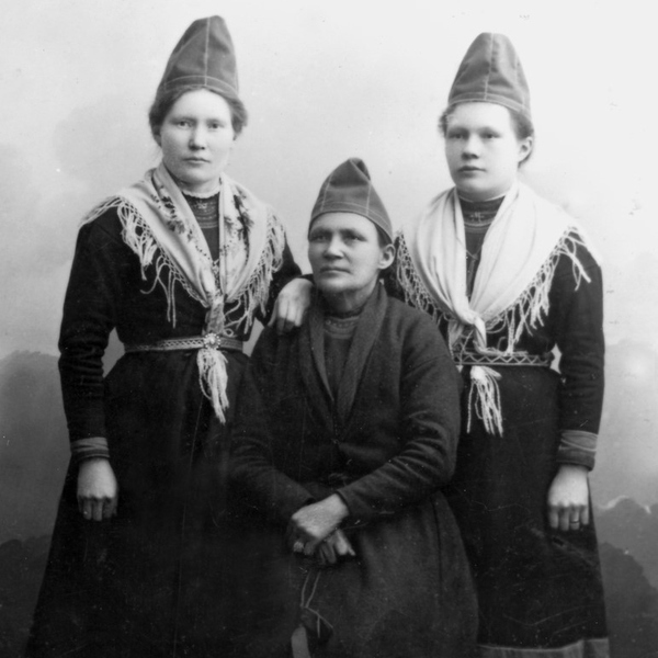 Bild på tre personer, mor och döttrar