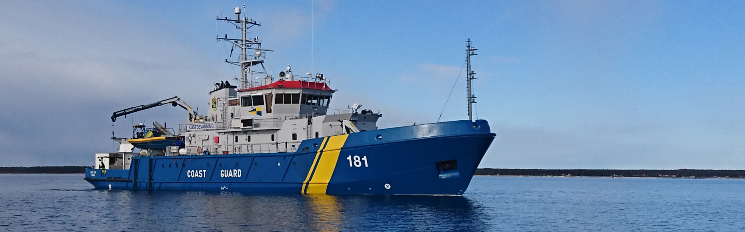 Ett stort blått fartyg på lugnt hav