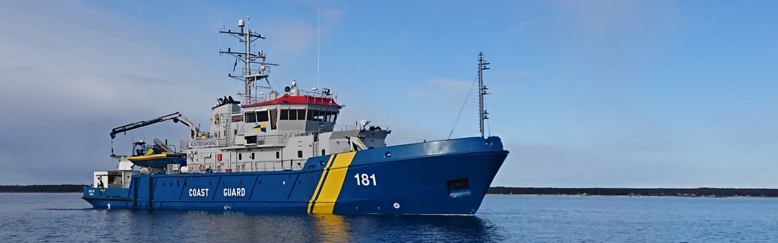 Ett stort blått fartyg på lugnt hav