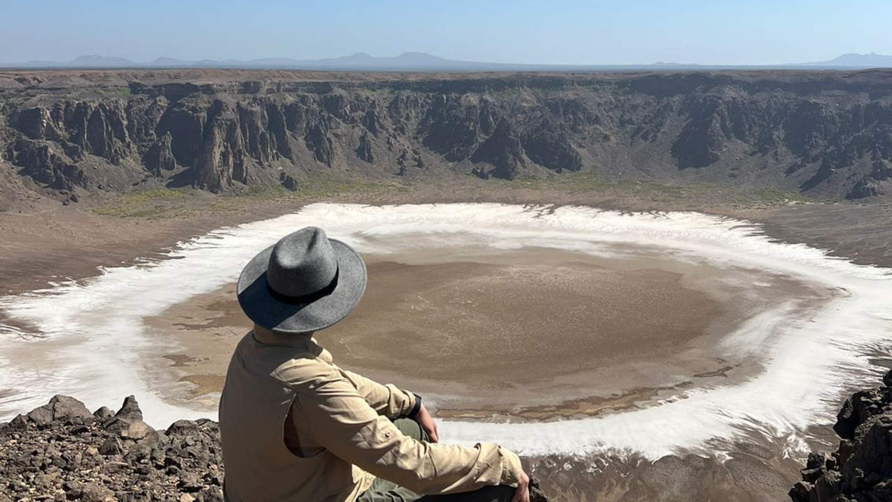 Alef dos Santos undersökte det mikroba livet i den vulkaniska Al Wahbah-kraterns. Den salta, varma och alkaliska miljön liknar miljön under istäcket på Saturnus måne Enceladus.