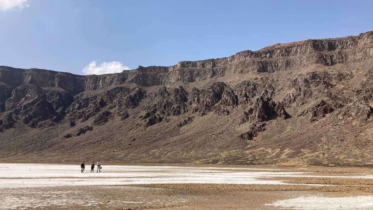 Man trodde länge att Al Wahbah-kratern var resultatet av meteoritnedslag, men sedermera har man funnit att det är resterna av en vulkan. 
